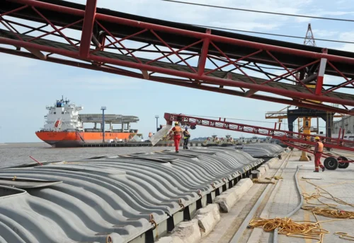 El puerto de Nueva Palmira se encuentra en un punto clave de la Hidrovía y por ello recibe cargas de tres países. Foto: Presidencia.