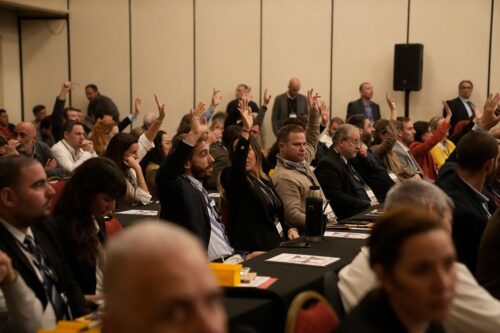 250 empresarios interactuando durante dos jornadas