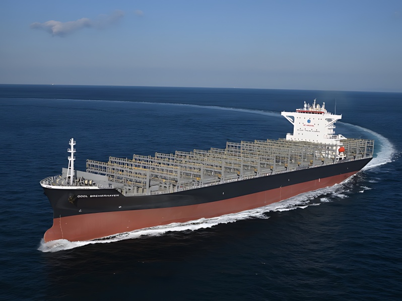 barco carguero en altamar