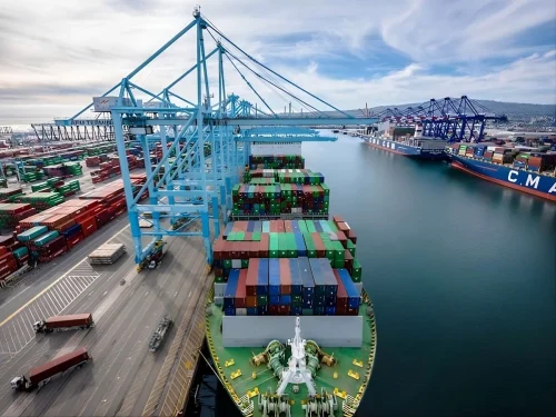 barco carguero de containers atracado en puerto